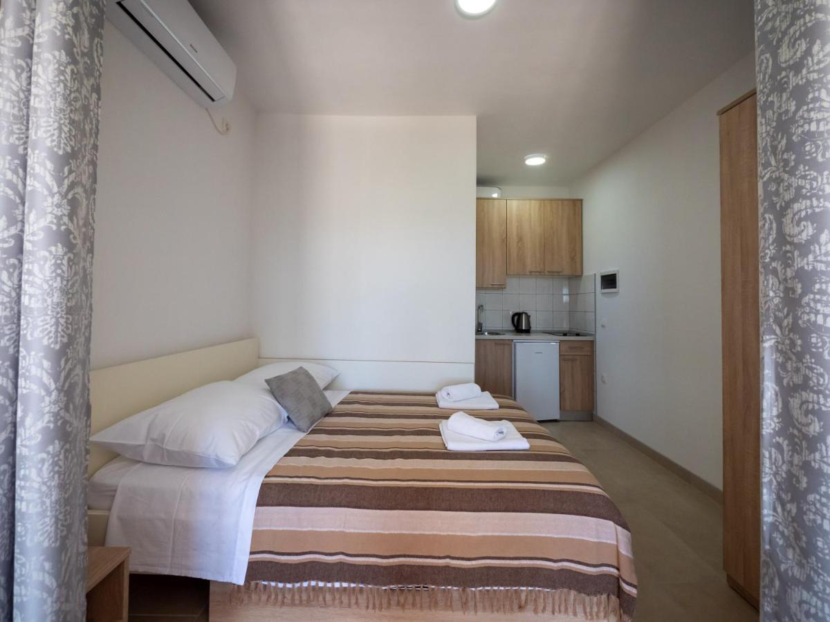 Apartments Tri Mora Ražanac Buitenkant foto
